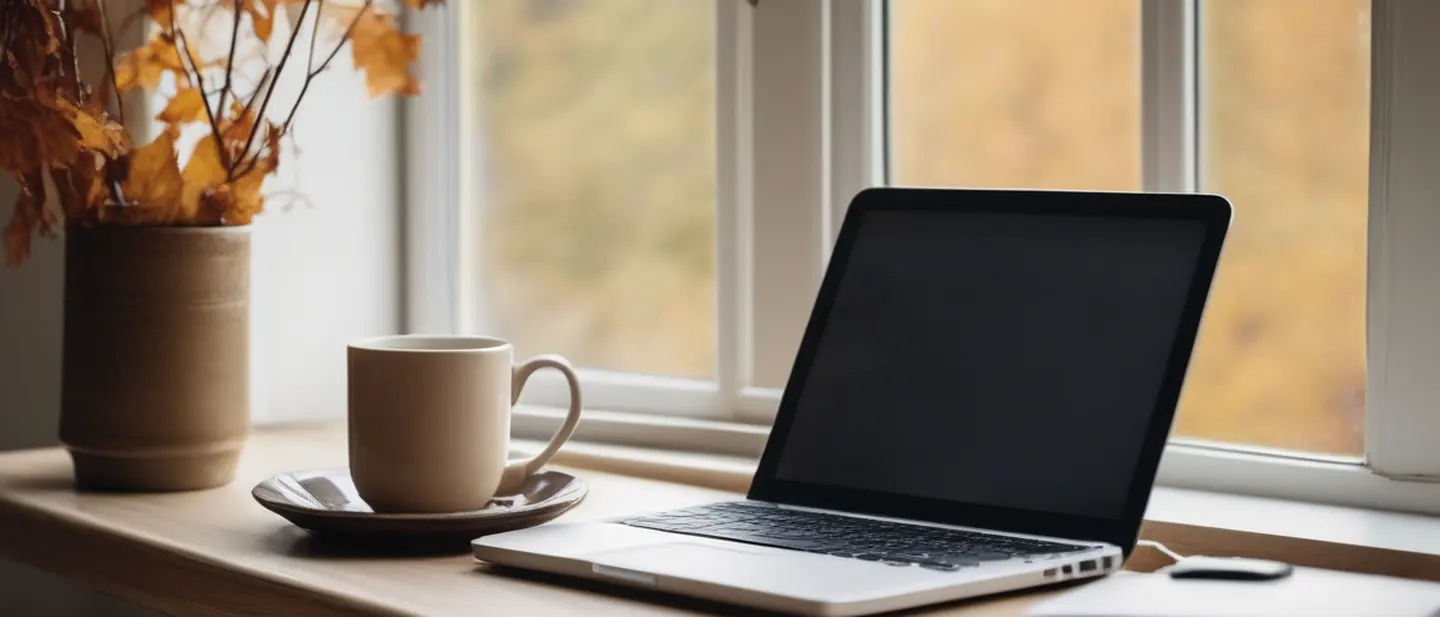Bureau près d’une fenêtre, ordinateur portable